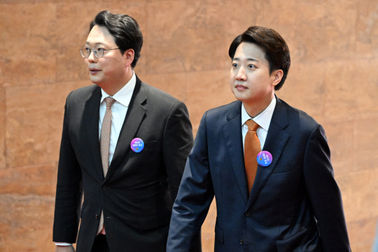 개혁신당 제21대 대선후보였던 이준석(오른쪽) 의원이 4일 국회 본청 로텐더홀에서 열린 이재명 21대 대통령 취임선서식에 참석하고 있다.<국회사진기자단·연합뉴스>